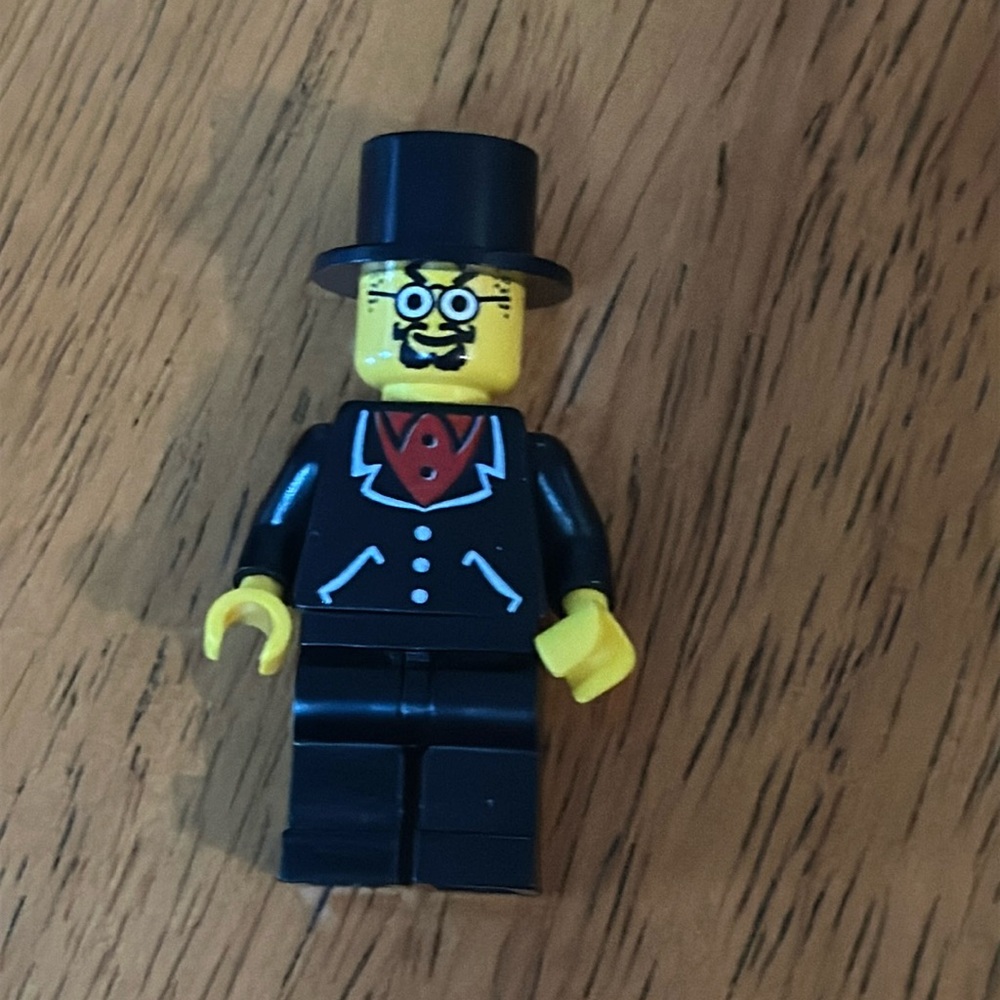 Lego mini figurine Lord Sam Sinister from Adventurers ADV 038. Top hat black